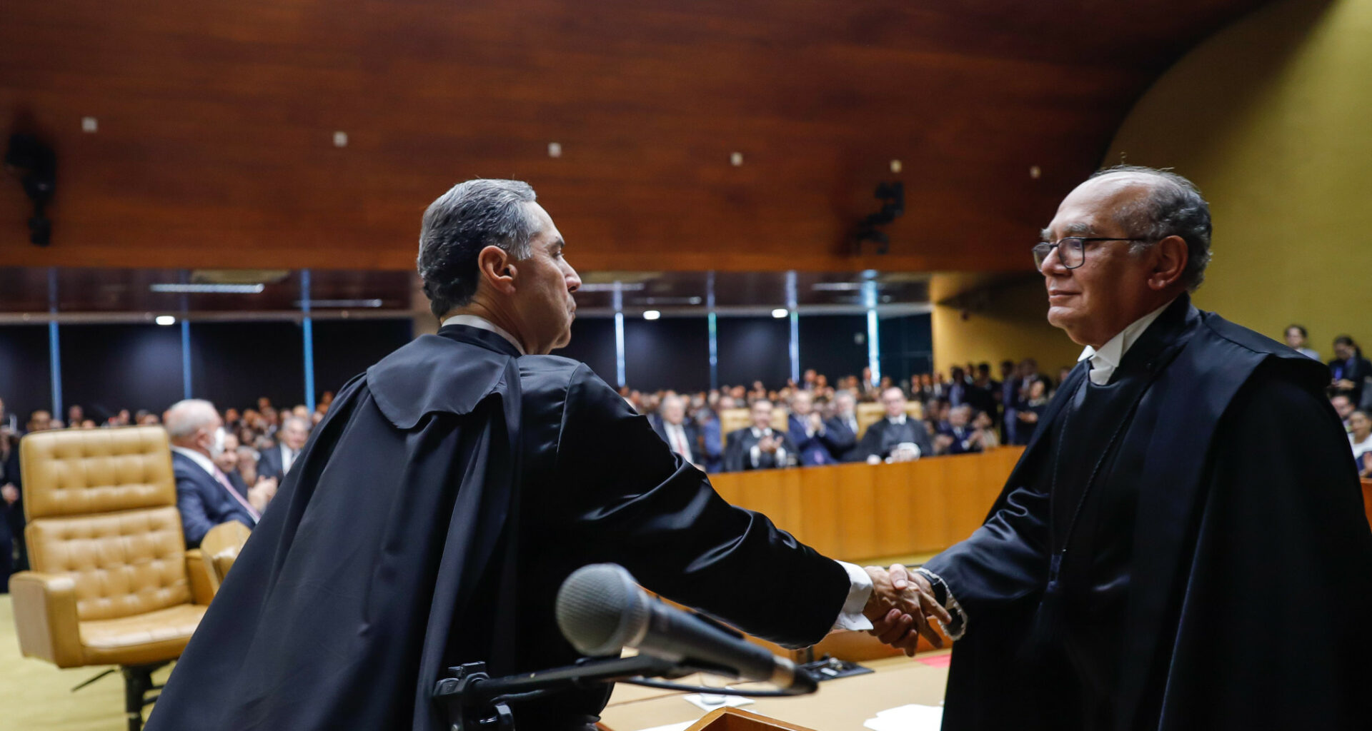 Ministros Barroso e Gilmar Mendes defendem regulação de IA em debate